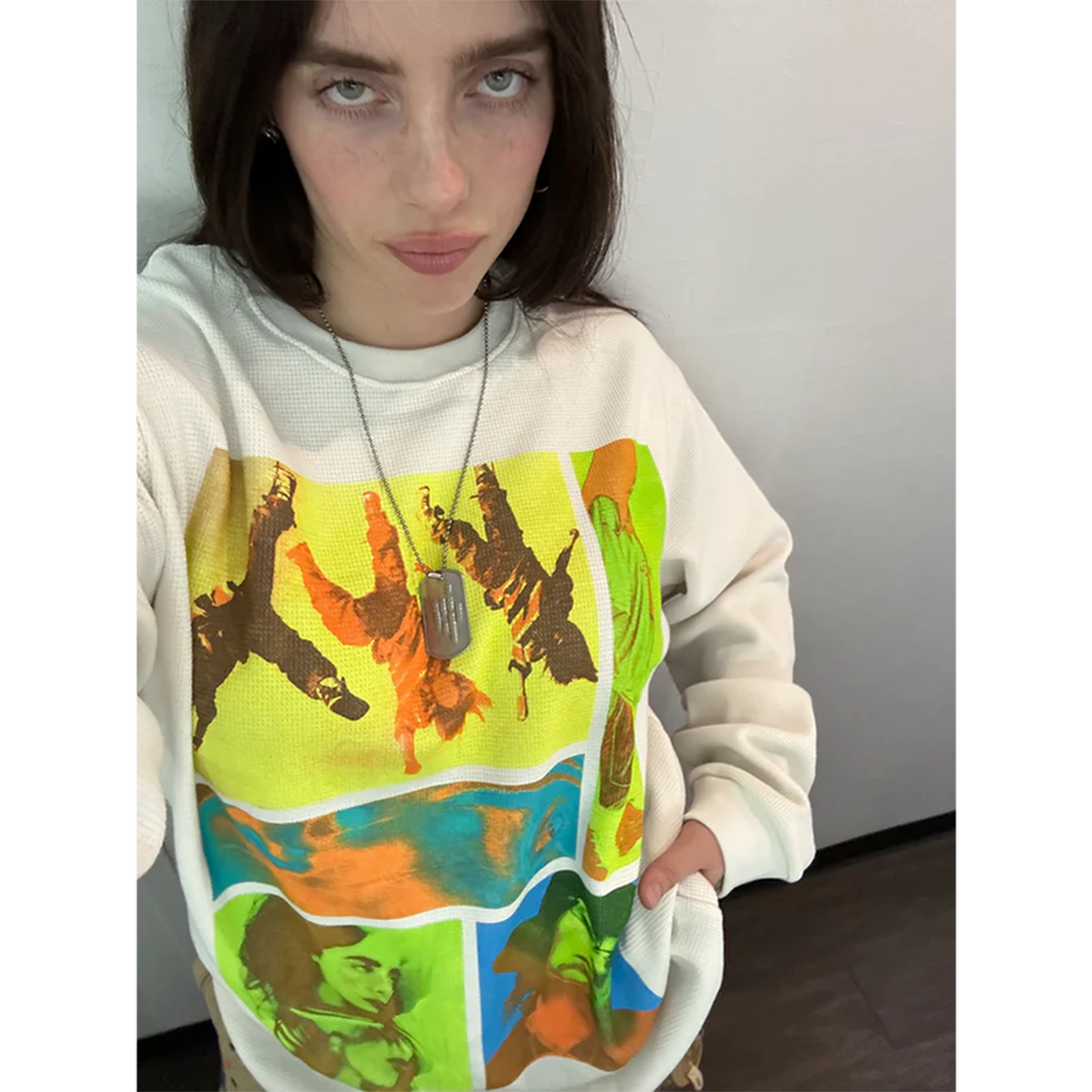 https://images.bravado.de/prod/product-assets/product-asset-data/eilish-billie/billie-eilish/products/509330/web/471268/image-thumb__471268__3000x3000_original/Billie-Eilish_BIRDS-OF-A-FEATHER-COLLAGE_Thermal-Long-Sleeve_s509330_o5084787_a471268_v12137370.f6aeeca4.png