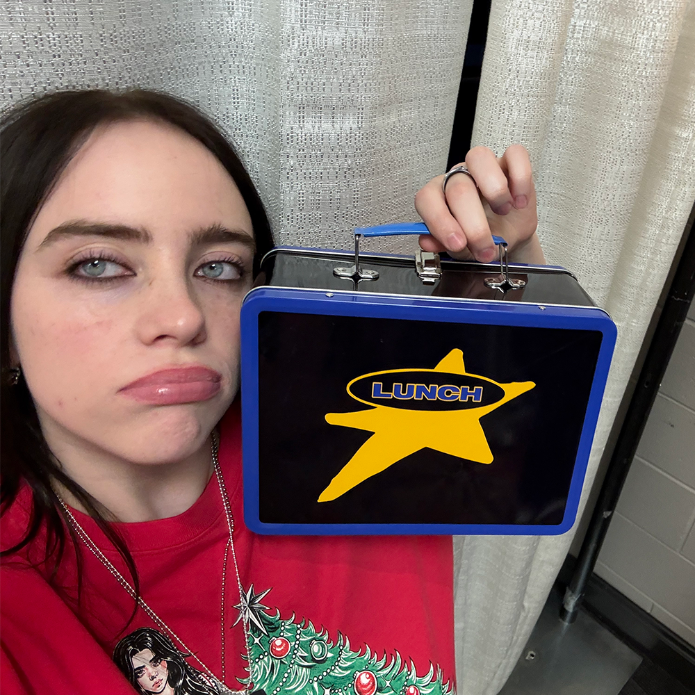 https://images.bravado.de/prod/product-assets/product-asset-data/eilish-billie/billie-eilish/products/511832/web/512740/image-thumb__512740__3000x3000_original/Billie-Eilish_LUNCHBOX-and-THERMOS-SET_Brotdose-Trinkbecher_s511832_o5778289_a512740_v12535224.8e749432.png